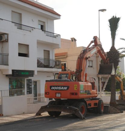Obras en la avenida Almería de Carboneras.