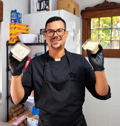 Icham elaborando algunos de sus primeros postres a domicilio en Adra.