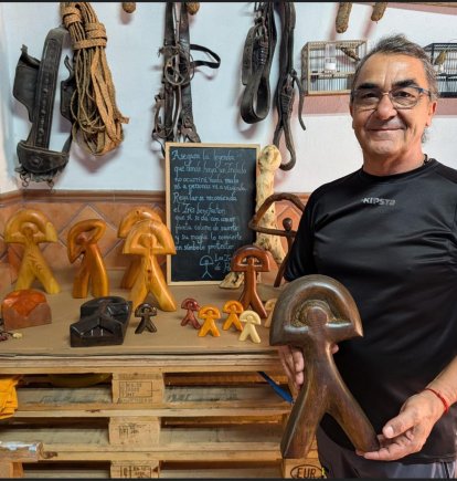 Paco el de los indalos en su taller.