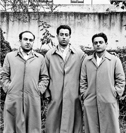 Pepe Calixto (a la izquierda), vestido con gabardina junto a dos amigos en un domingo de invierno.