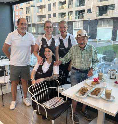 El centenario Juan Carreño tras soplar las velas el 12 de octubre en compañía de su hijo, Encarni, Lucía y Laura, trabajadoras de la Heladería-cafetería Antiu Xixona.
