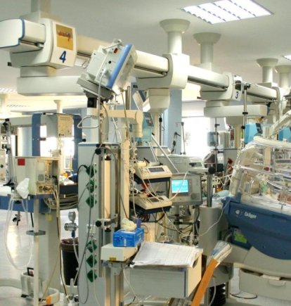 El niño ha sido atendido de sus quemaduras en la UCI pediátrica del Hospital Torrecárdenas.