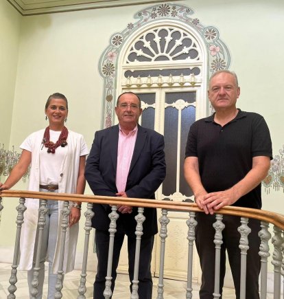 El empresario José Navarro (centro) junto a la edil responsables de las fiestas y el alcalde de Cuevas del Almanzora.