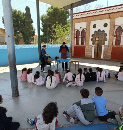 Una actividad en el patio del CEIP Ave María del Quemadero.