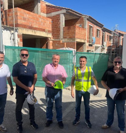 Imagen de archivo de una visita de la corporación municipal a las obras de las cuatro viviendas en La Fuente.