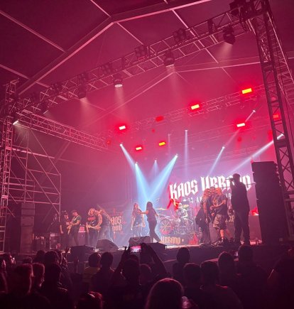 Un momento durante la actuación de Kaos Urbano en el Rock Albox 2026.