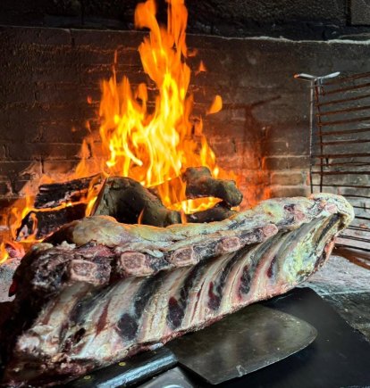 La carne a la brasa, la gran protagonista del Asador Sierra Enmedio.