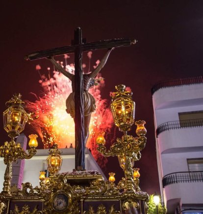 Impresionante imagen del Santísimo Cristo de La Luz durante la ofrenda de 900 docenas de cohetes de la Peña El Cohete.