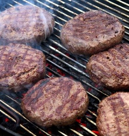Una hamburguesa es una buena fuente de proteínas.