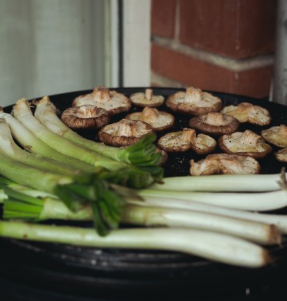 Ingredientes para nuestra crema de champiñones. Foto: Ricardo Ortiz / Pexels.