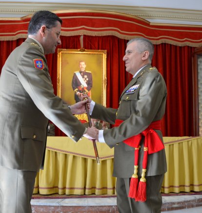 El actual JEME, Amador Enseñat, entrega el bastón de mando al general Cabrerizo.