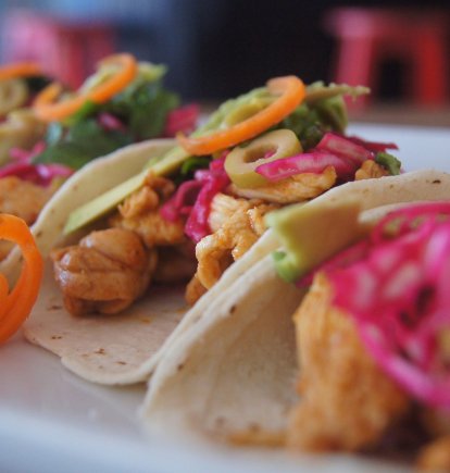 Tacos de pollo braseado.