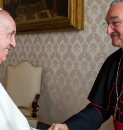 El obispo de Almería, Antonio Gómez Cantero, junto al Papa Francisco.