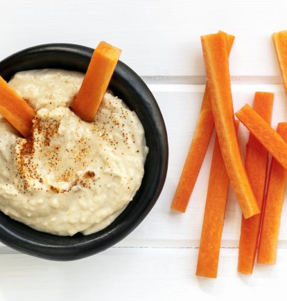 Hummus con palitos de zanahoria. FOTO: DepositPhotos.