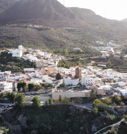 Una toma aérea de la localidad de Turrillas colgando de Sierra Alhamilla. / CLV