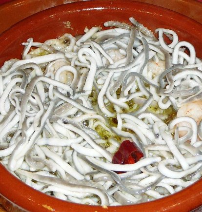 Gulas con gambas al ajillo. Foto: Juan Mejuto / Flickr.
