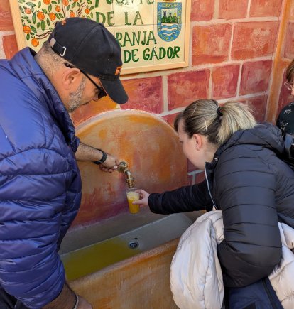 Una fuente mágica, en lugar de agua cae zumo de naranja.
