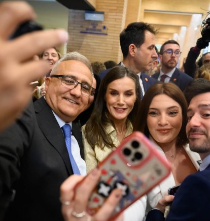 Algunos asistentes consiguieron el selfie con la Reina Letizia
