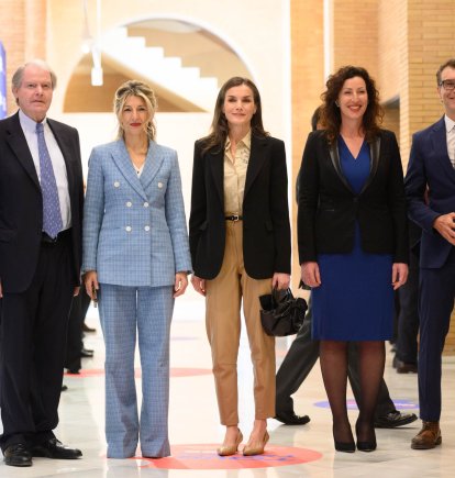 Entrada de la Reina Letizia acompañada de las autoridades al auditorio