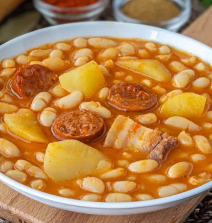 Un plato de estofado de alubias blancas.