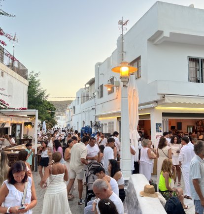 La marea blanca recorre las calles de Aguamarga en una noche inolvidable