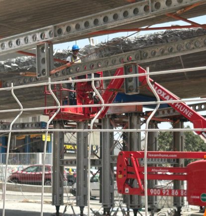 Trabajos junto al puente de la Avenida del Mediterráneo