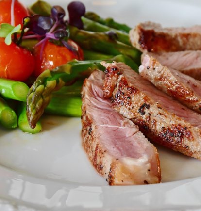 Ternera a la plancha con espárragos.