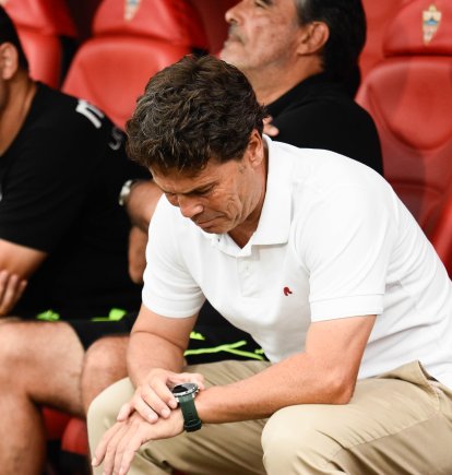 Rubi mira la hora en el banquillo del Estadio de los Juegos Mediterráneos.