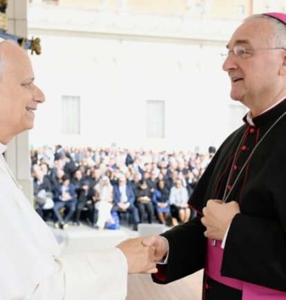 León XIV saluda al obispo de Almería, Antonio Gómez Cantero.