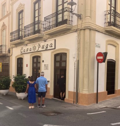 Fachada de Casa Puga con el cartel de las obras.