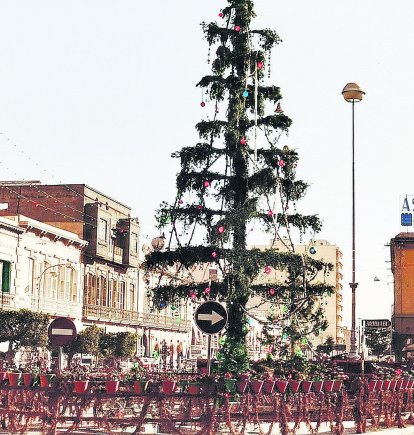 Un pino con re galos y luces era suficiente para crear ambiente de Navidad en la Puerta de Purchena hace 50 años.