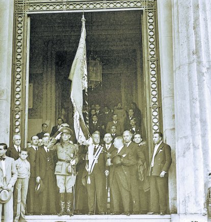 El Pendón de Castilla en la puerta de la antigua Escuela de Artes de la calle Javier Sanz en los años  de la República.