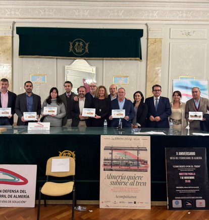 Foto de familia tras el acto de la Mesa del Tren.