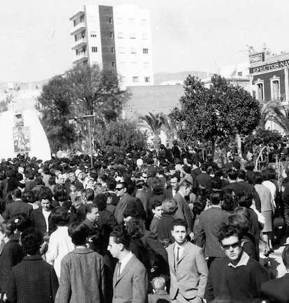 Almería se volcó  con la idea de ser la ciudad del amor y  el Parque se quedó pequeño para venerar al santo de los amores de verdad.