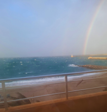 La espectacular imagen de un arcoiris sobre la costa de Almería en mitad de la borrasca.