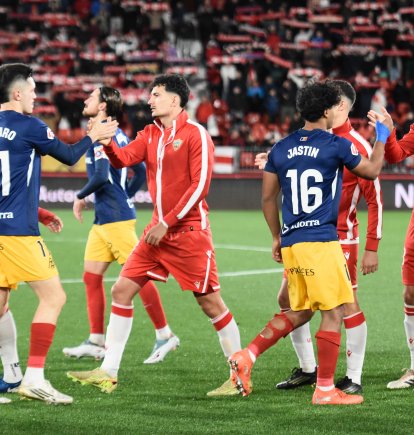 Saludo de los futbolistas en la previa del Almería-Andorra.