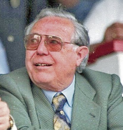 Marcos Eguizábal Ramírez (1919-2029) en un acto público en Almería como patrocinador deportivo.