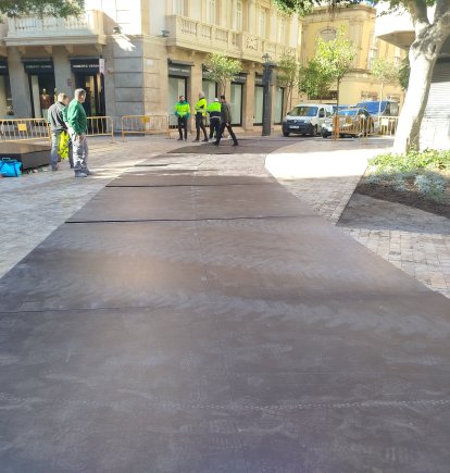 Placas colocadas para que puedan circular los vehículos sin dañar la piedra