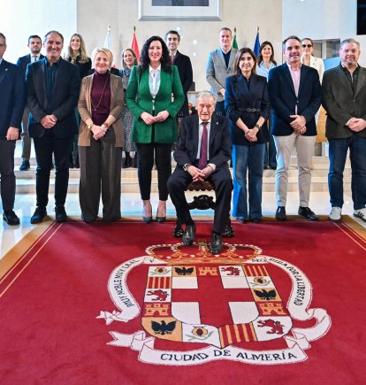 Foto de familia de Juan Rigaud con la corporación municipal del Ayuntamiento de Almería tras recibir el Escudo de Oro de la ciudad.