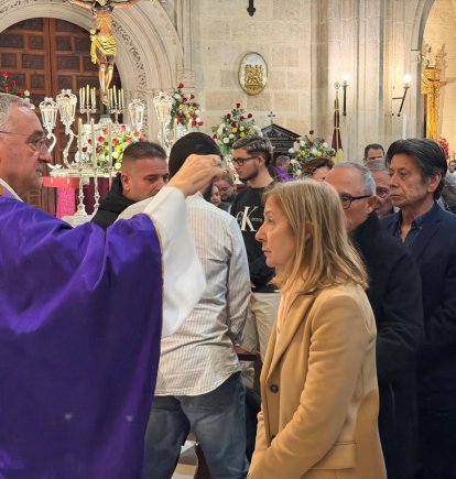 El obispo de Almería, Antonio Gómez Cantero, poniendo la ceniza en la Catedral.