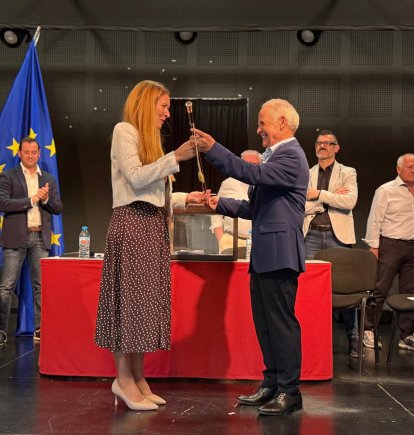 Rafael García entrega el bastón de mando a María del Mar Segura, esta mañana.