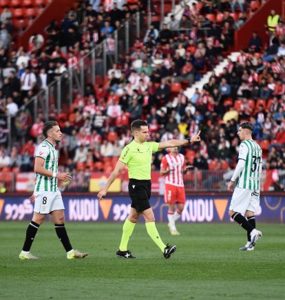 Hasta que pita el árbitro estado de alerta en el Almería.