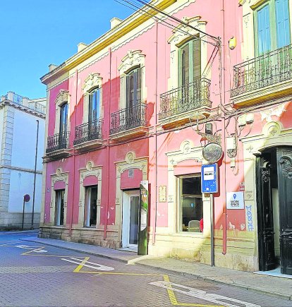 Casa histórica de la calle de la Reina convertida hoy en oficina de alquiler.