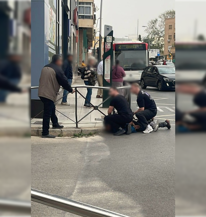 Imagen del momento de la detención del hombre acusado de amenazas graves tomada por los viandantes que presenciaron la escena.