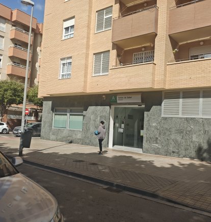 El centro de salud Alborán se encuentra en la calle Las Alpujarras de Almería.
