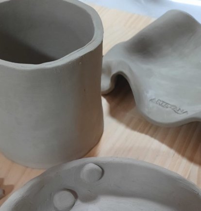 Piezas artesanales creadas en Artezaña, donde la cerámica y la creatividad toman forma en cada taller.