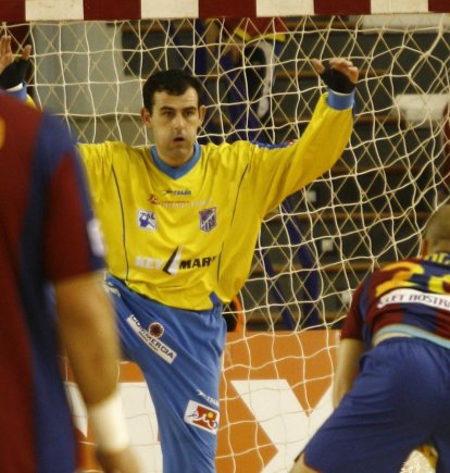 Francis Miras en un partido de Liga Asobal contra el poderoso FC Barcelona en el Pabellón Rafael Florido.