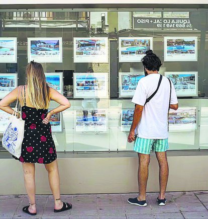 Oferta de alquiler de viviendas en una agencia inmobiliaria.