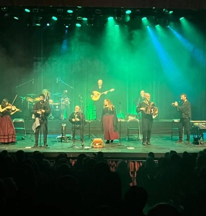 Los integrantes de Luar na Lubre, en plena actuación, combinando tradición y modernidad sobre el escenario.