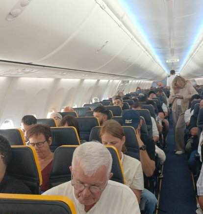 Decenas de pasajeros en el interior del avión Almería-Bruselas.